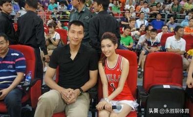 易建联带老婆回老家,易建联带妻儿回鹤山