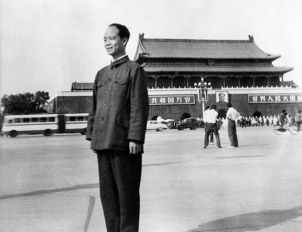 毛主席开会没烟了，看*先念李**抽雪茄，问：这么好的烟，咋不告诉我