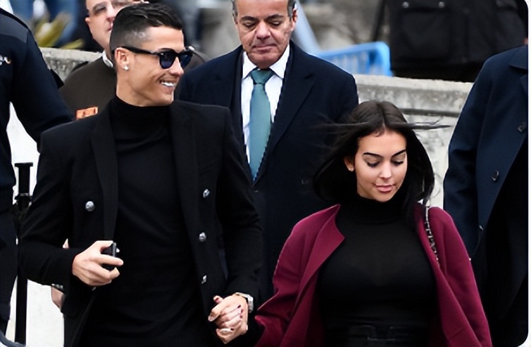 为什么c罗选了一个柜姐,c罗最重要的两个女人