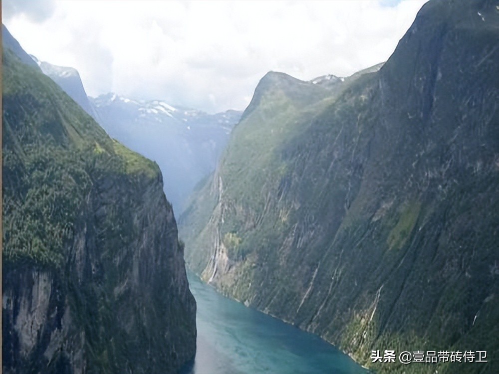 李白写的望天门山诗,李白的望天门山赏析