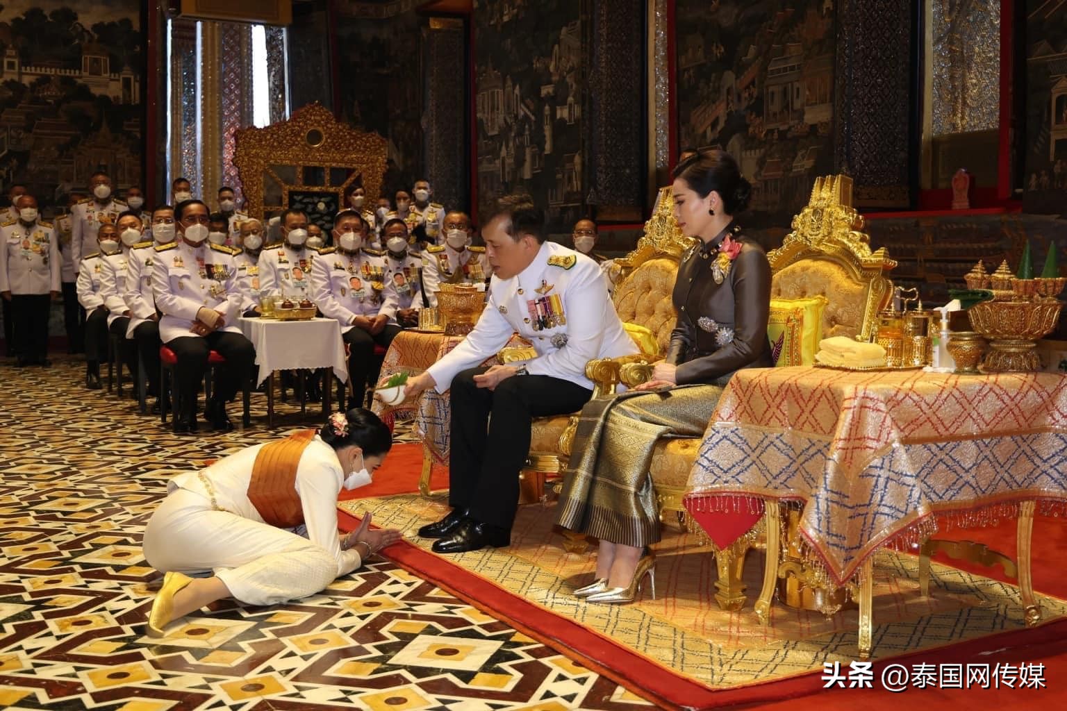 泰国王后参加王室纪念活动,泰国国王和王后新春祭祀活动