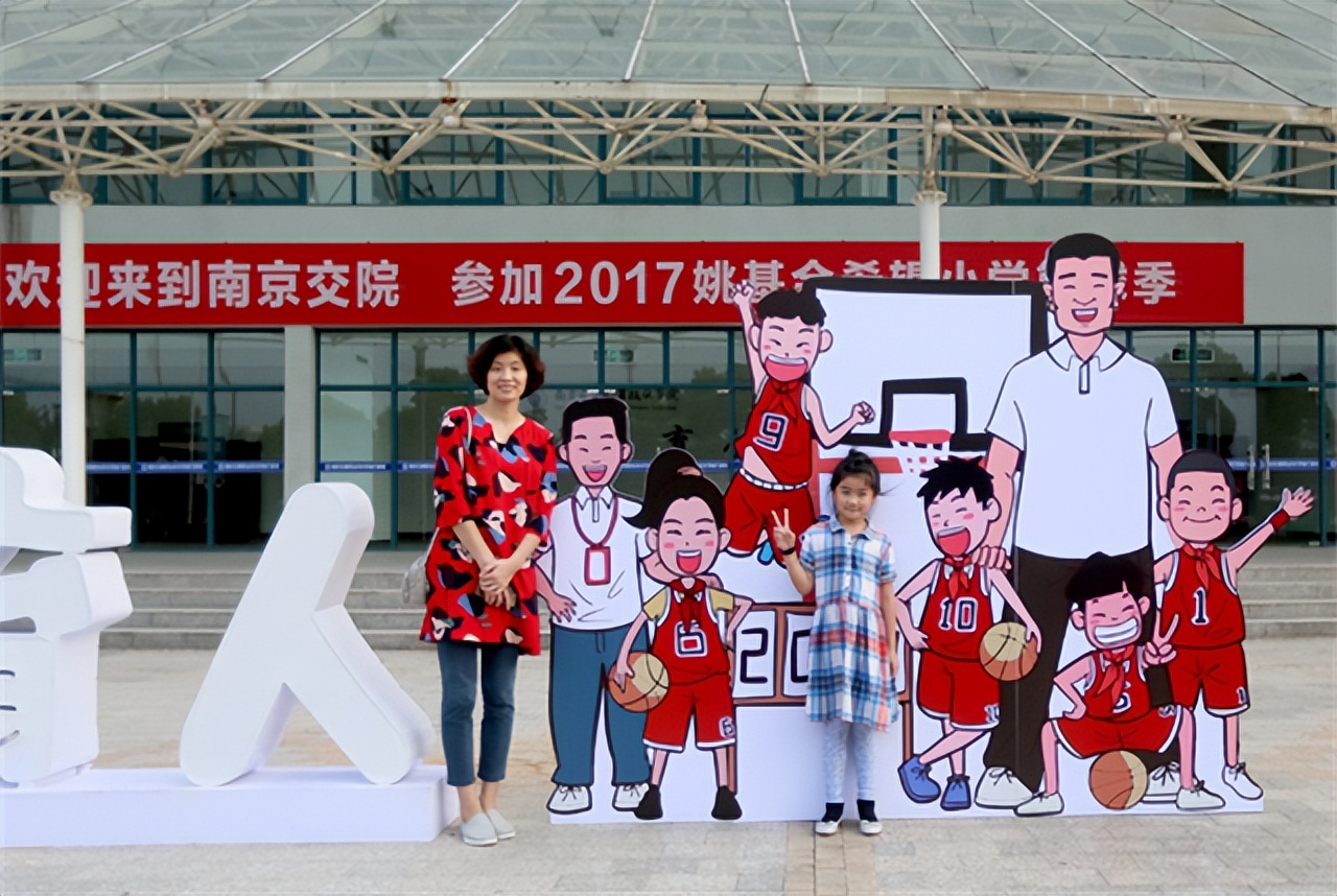 姚明和妻子叶莉近照 (姚明老婆叶莉个人资料简介)