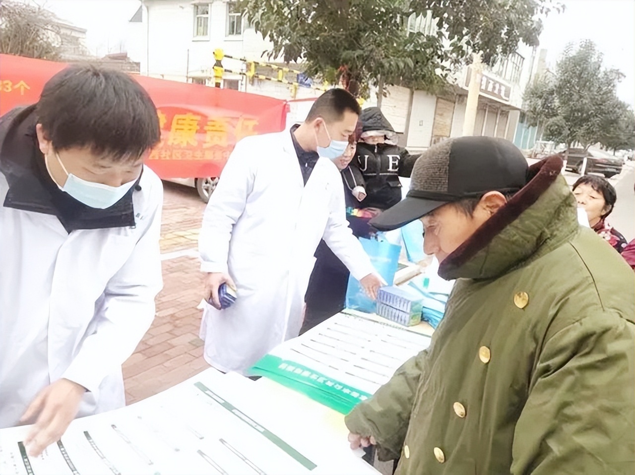 60岁，他大概是中国存活最久的艾滋病人，带着自己遗像活了十几年