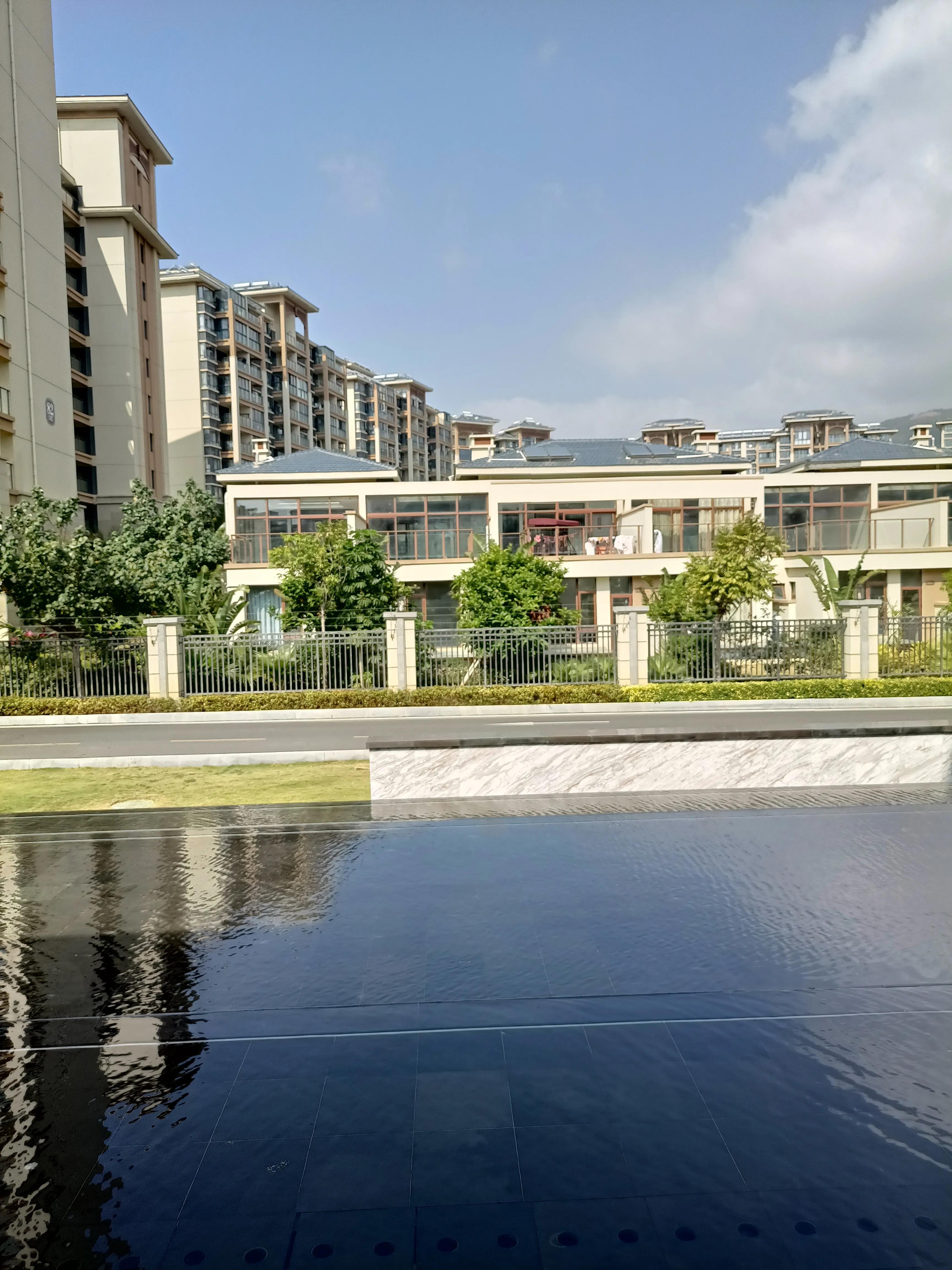 海南陵水最美的三角梅花海,陵水香水湾红角岭滑翔伞