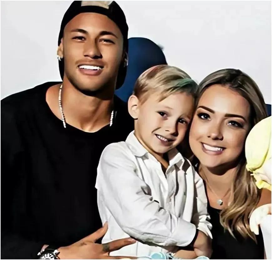 足坛“风流大师”，17岁当爹，30岁换20个女友，如今女友再怀孕