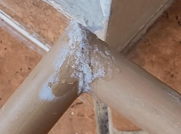 把502胶水滴在插座上,把502胶水滴在纯净水里