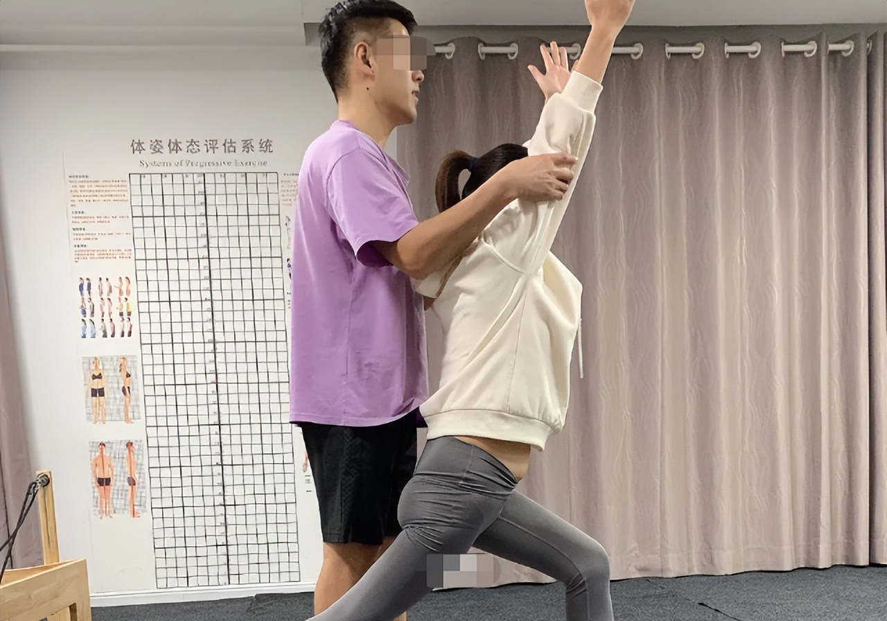 广东男子拍妻子*腥偷**视频发到群里，致妻子自杀，法院：不构成违法