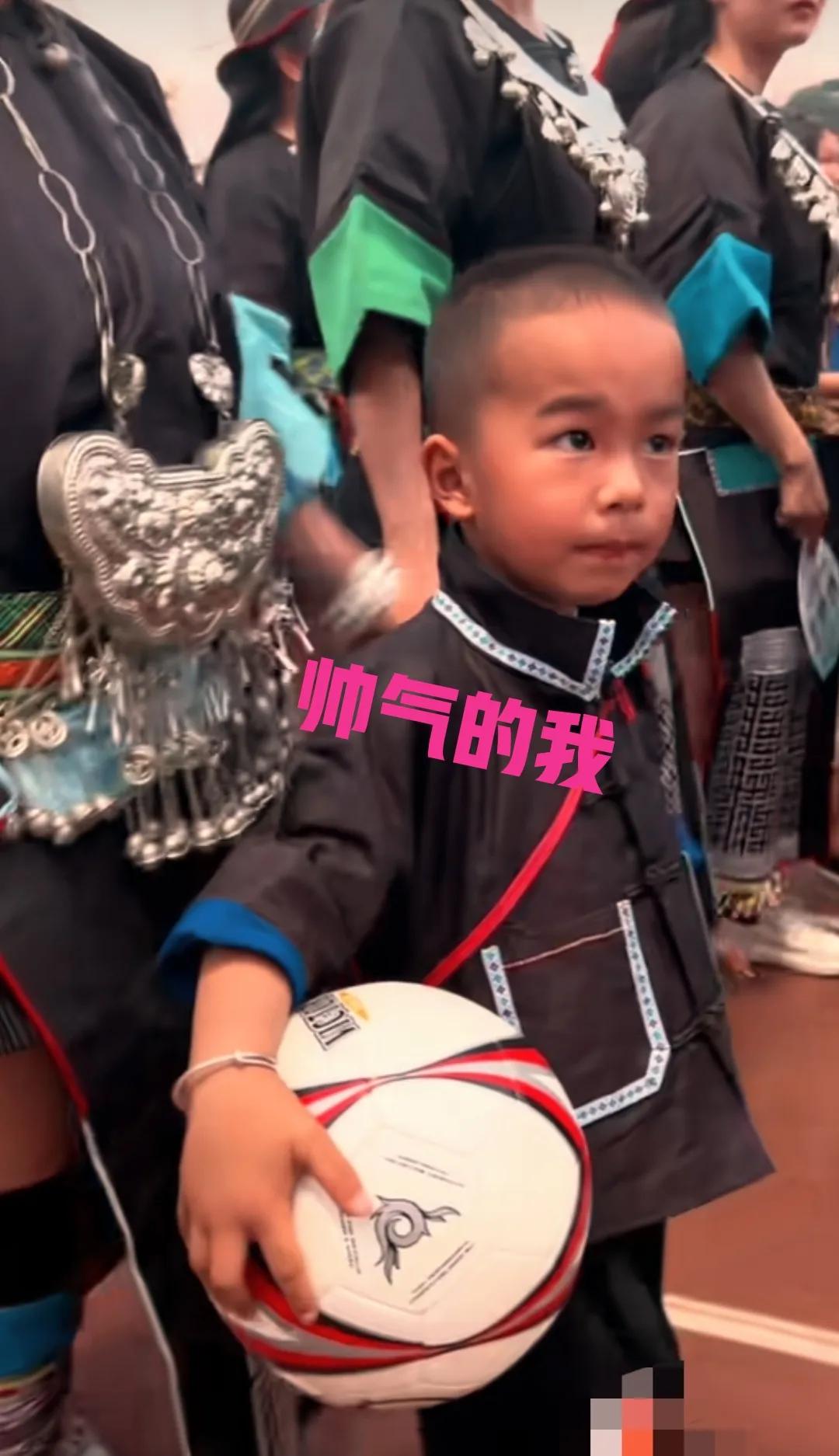 村超少数民族时装秀完整版,村超上演民族服装秀