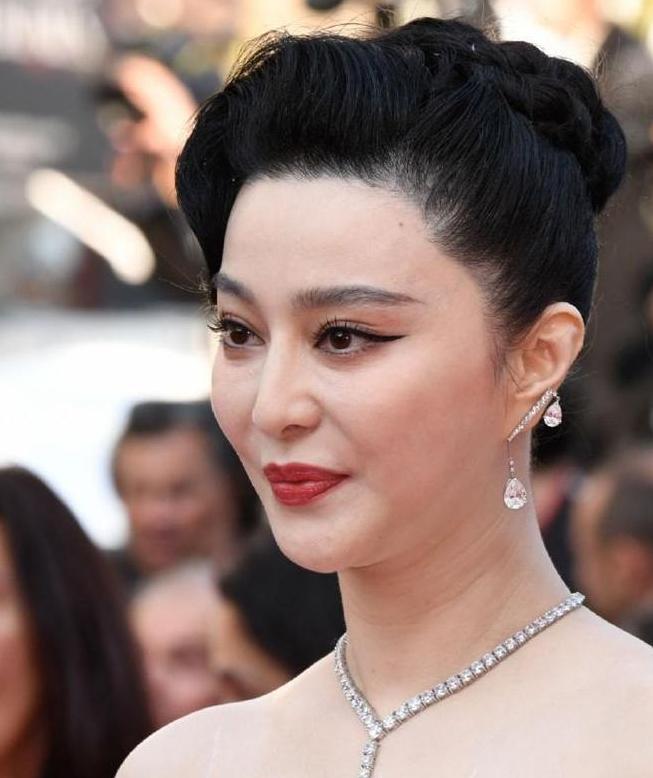 戛纳红毯范冰冰艳压群芳,范冰冰再次惊艳戛纳红毯