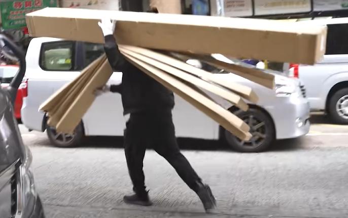 “港圈太子爷”街上收破烂，一天只赚60块！