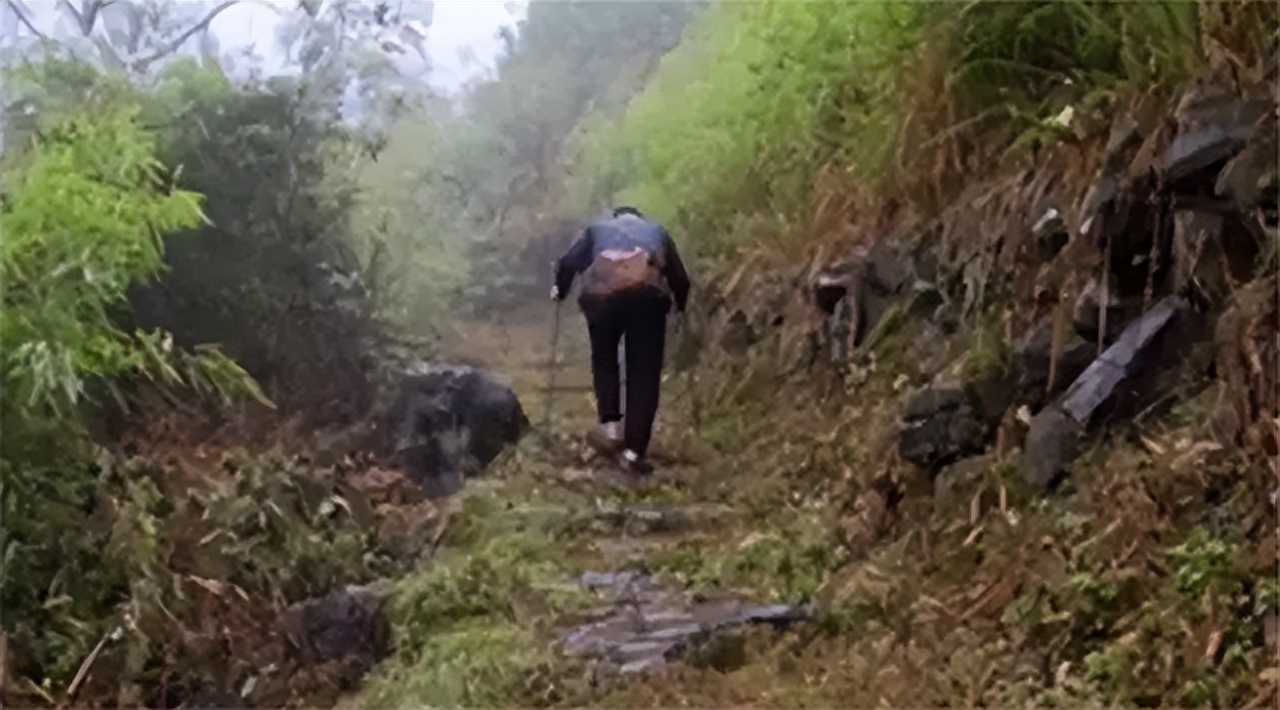 老人修建深山活人墓,94岁老头自建活人墓