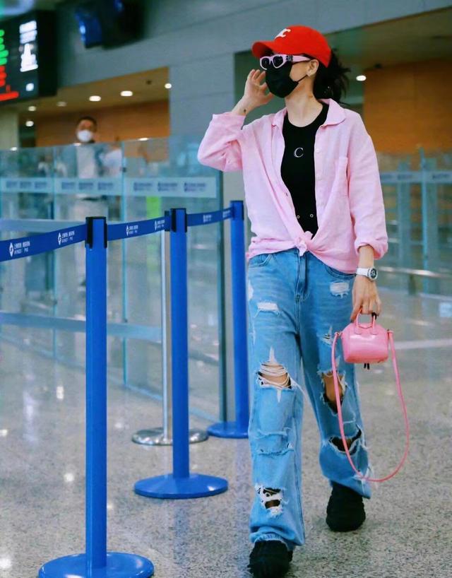 张柏芝穿衣搭配急转直下,张柏芝绿色针织衫配背带裤