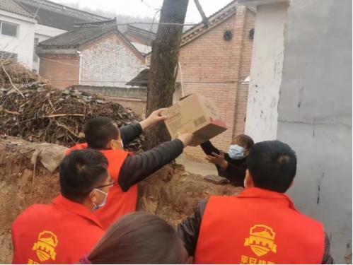 疫情期间送真情扶贫走访暖民心,群众防疫期间送物资