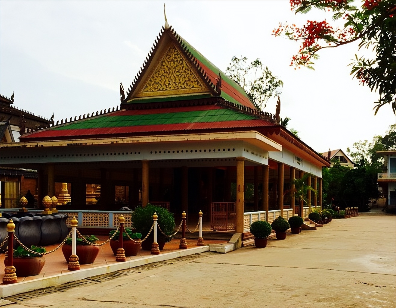 柬埔寨吴哥窟是世界七大奇迹吗,柬埔寨吴哥窟历史上被荒废的原因