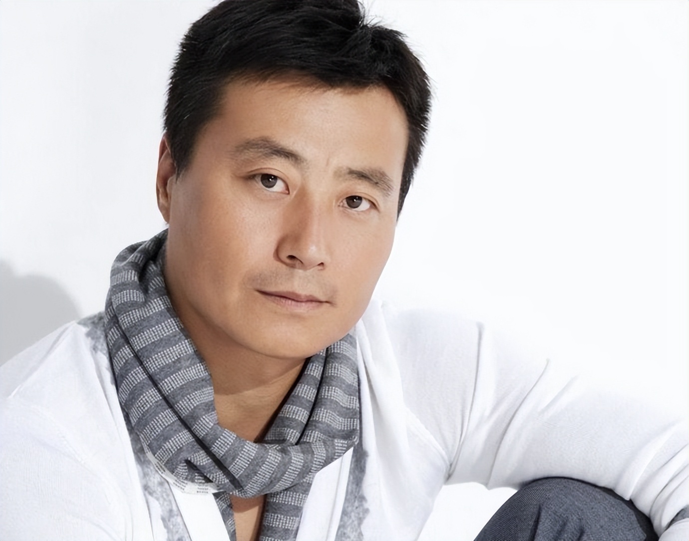 他9块钱娶了老婆住9平米的地下室7年,成名后也坚决不*妻换**