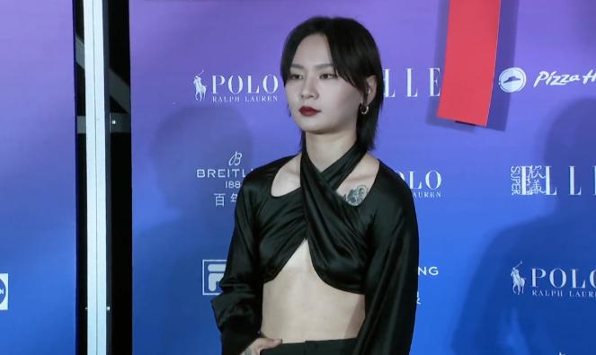 因为肩塌而红毯翻车的女明星,各个女星的红毯穿衣事故