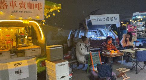 95后夫妻摆摊月入过万,摆地摊年薪百万