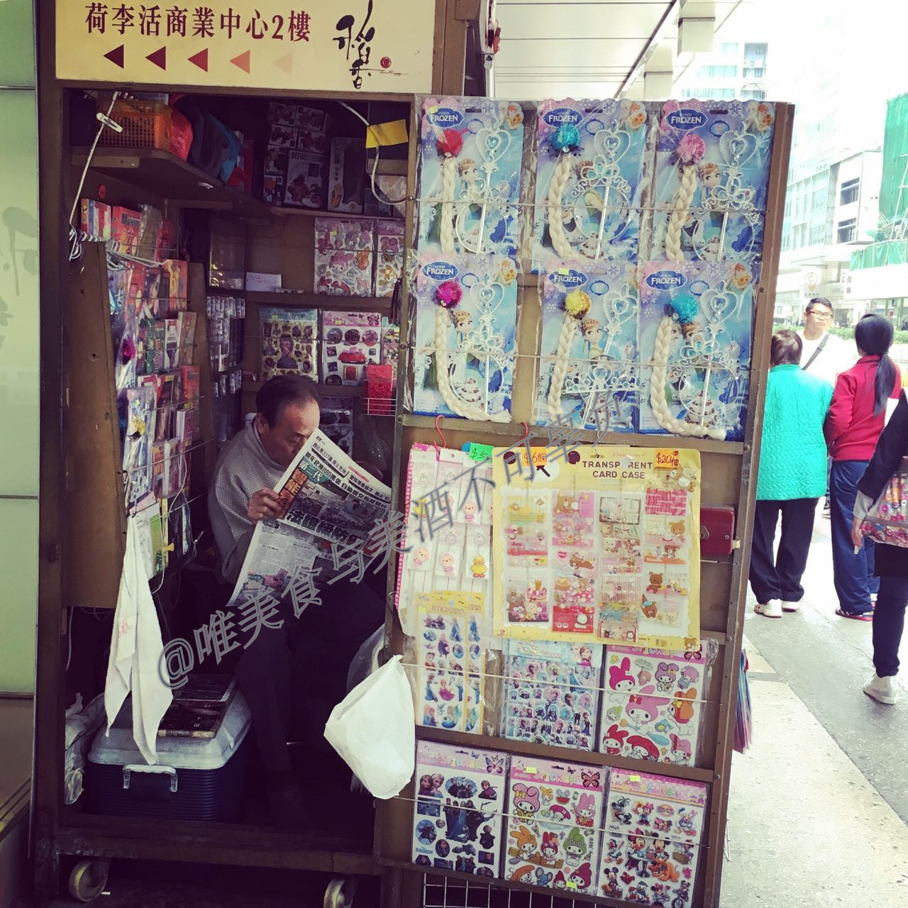 逛香港街市，买蔬菜生鲜，还有美味烧腊、蚝豉干贝，以及人间烟火