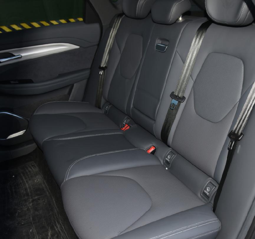 同为20W+纯电车，极狐这款车空间比天际ME7更宽敞，续航还更强