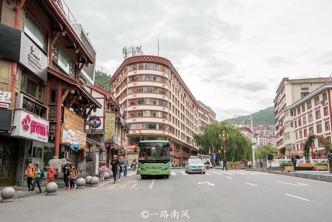 海拔2560米的四川康定城,环境不输云南丽江,游客却并不多