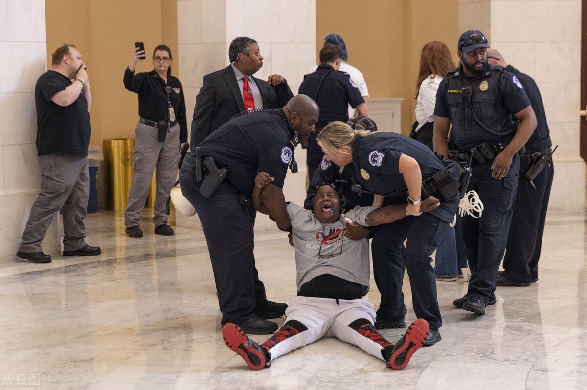 为什么中国警察很温柔,为什么中国的警察那么好