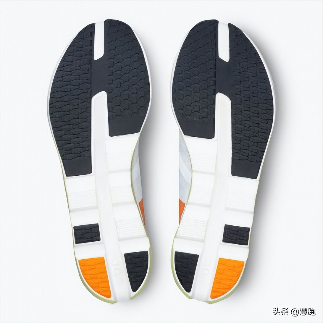 她不仅战胜了世界第一，她的跑鞋也打破了耐克阿迪对于冠军的垄断