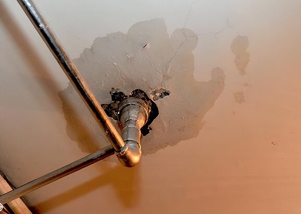 楼上漏水到了楼下怎么解决,楼上漏水到楼下最好的解决办法