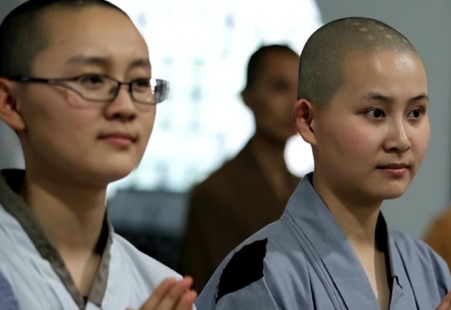 五台山出现浓妆艳抹的尼姑,五台山“尼姑”浓妆艳抹