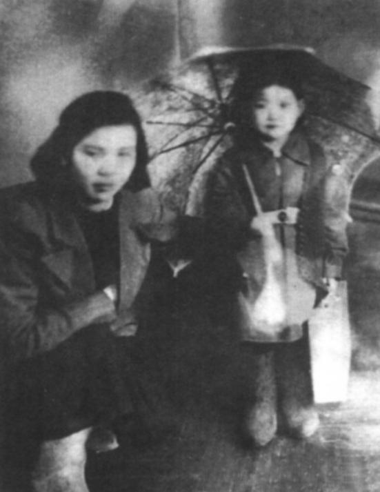 76年毛主席病逝，想起昔日恩情，*子珍贺**含泪对主席像说：请安息吧