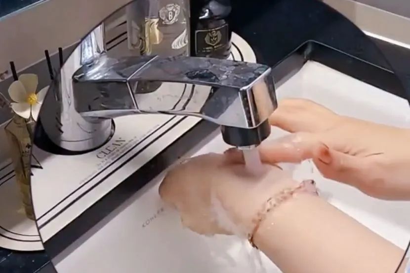 室内太热有快速降温的小妙招吗,在没有空调的房间怎么快速降温