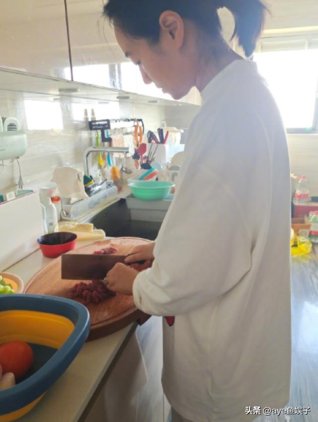 12位确诊新冠的名人：71岁张纪中病情加重，朱丹因全家变阳痛哭