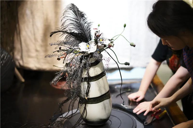 从义乌1平米小摊到拥有2家花店，他把仿真花“插活了”