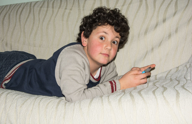 女儿沉迷网络早恋妈妈应该怎么说,青春期女孩沉迷手机怎么教育