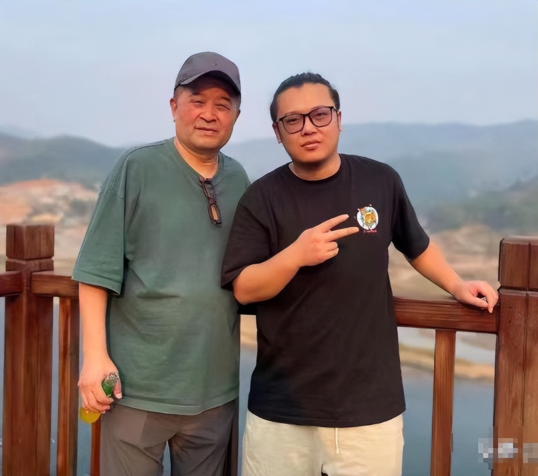 64岁毕福剑近况：满脸皱纹睁不开眼，和普通大爷没啥区别