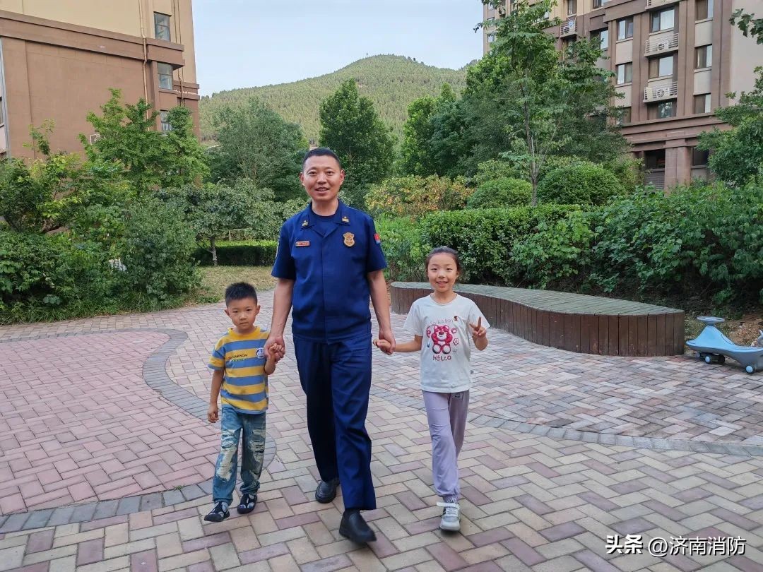 父亲节消防员父子拍照,父亲节硬汉消防员的柔情瞬间