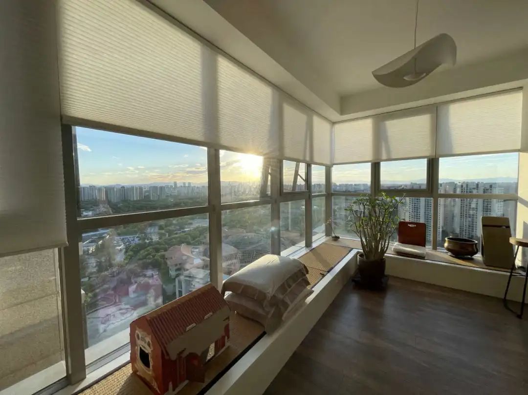 被「无尺码」内衣忽略的乳房。