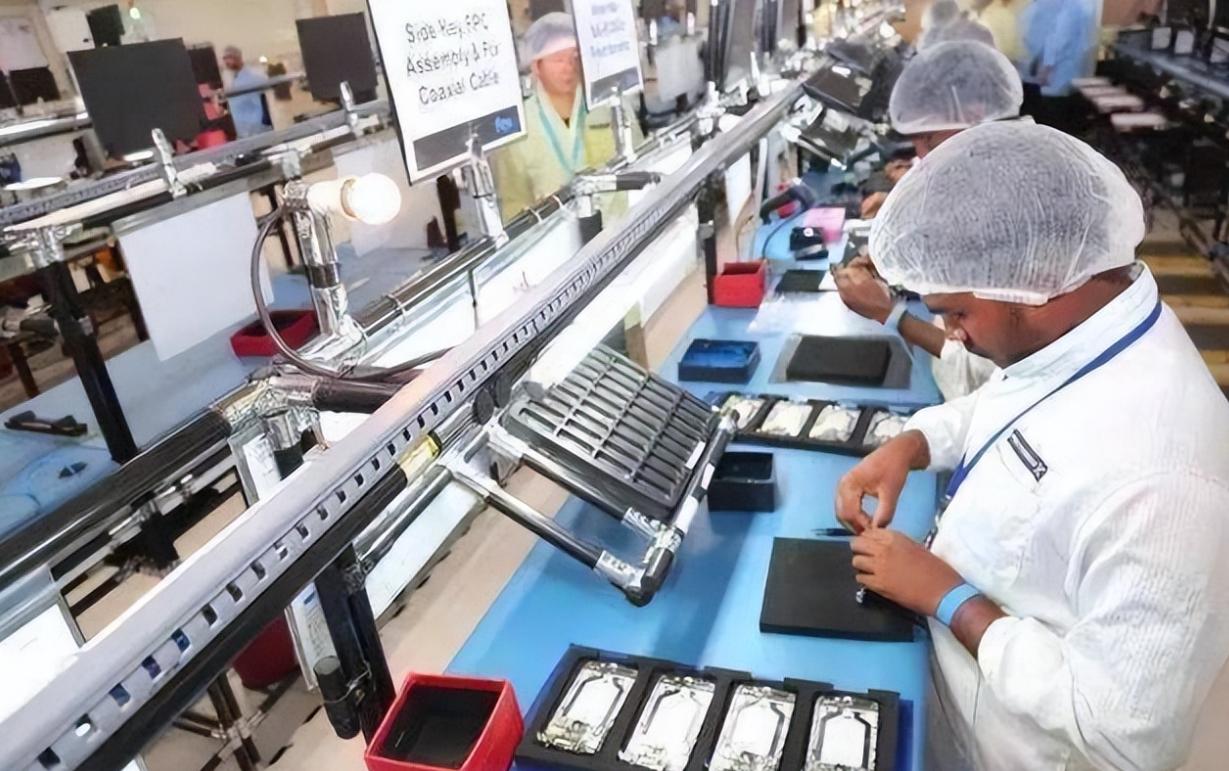 扛不住了？苹果宣布重要决定，外媒：中国用户不愿意买了