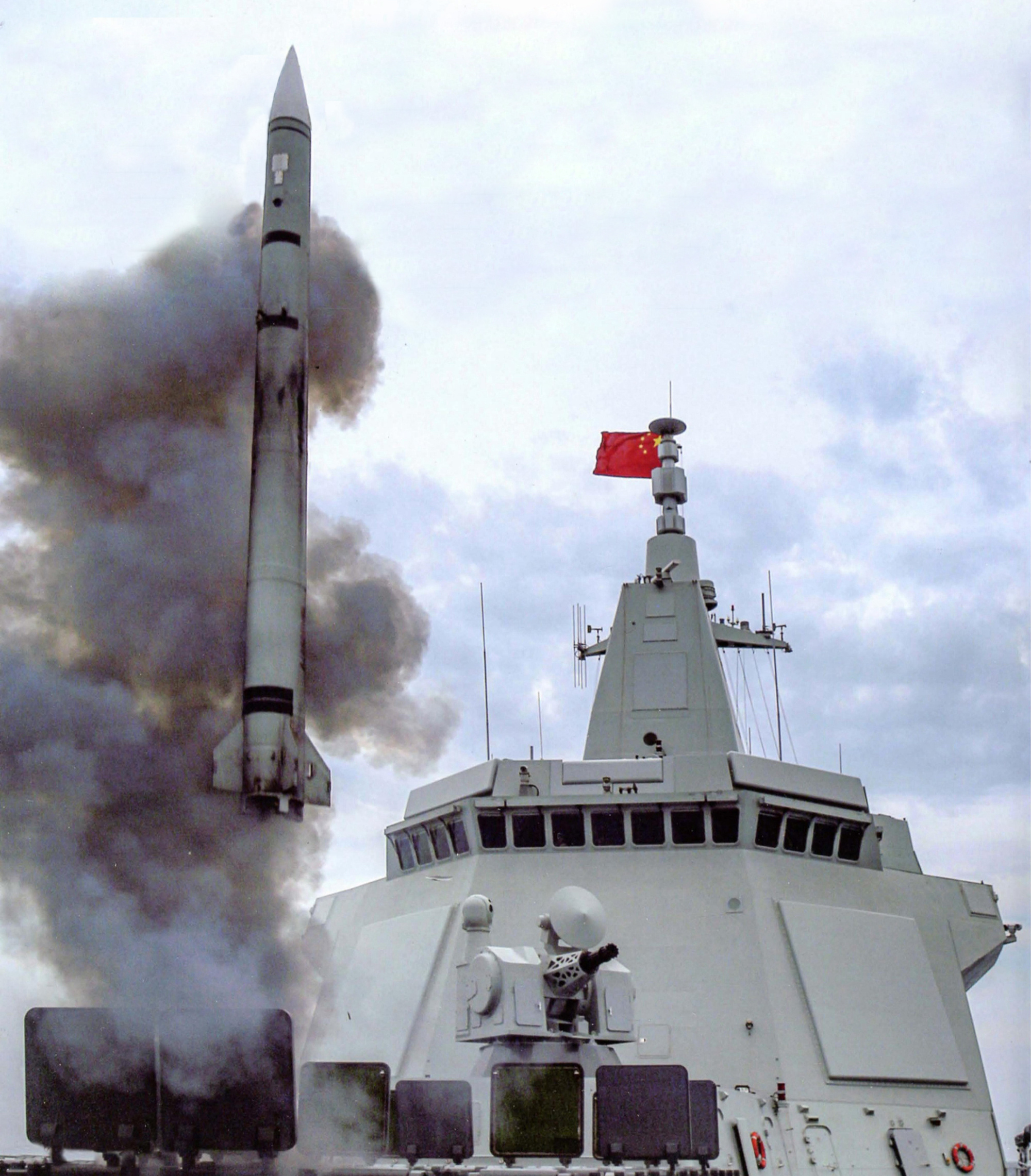 向解放军学习！俄官兵登上052D，在垂发前驻足，笔记本写满要点