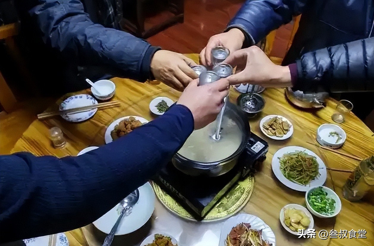 新人敬酒的假酒怎么处理,酒桌喝到假酒怎么办