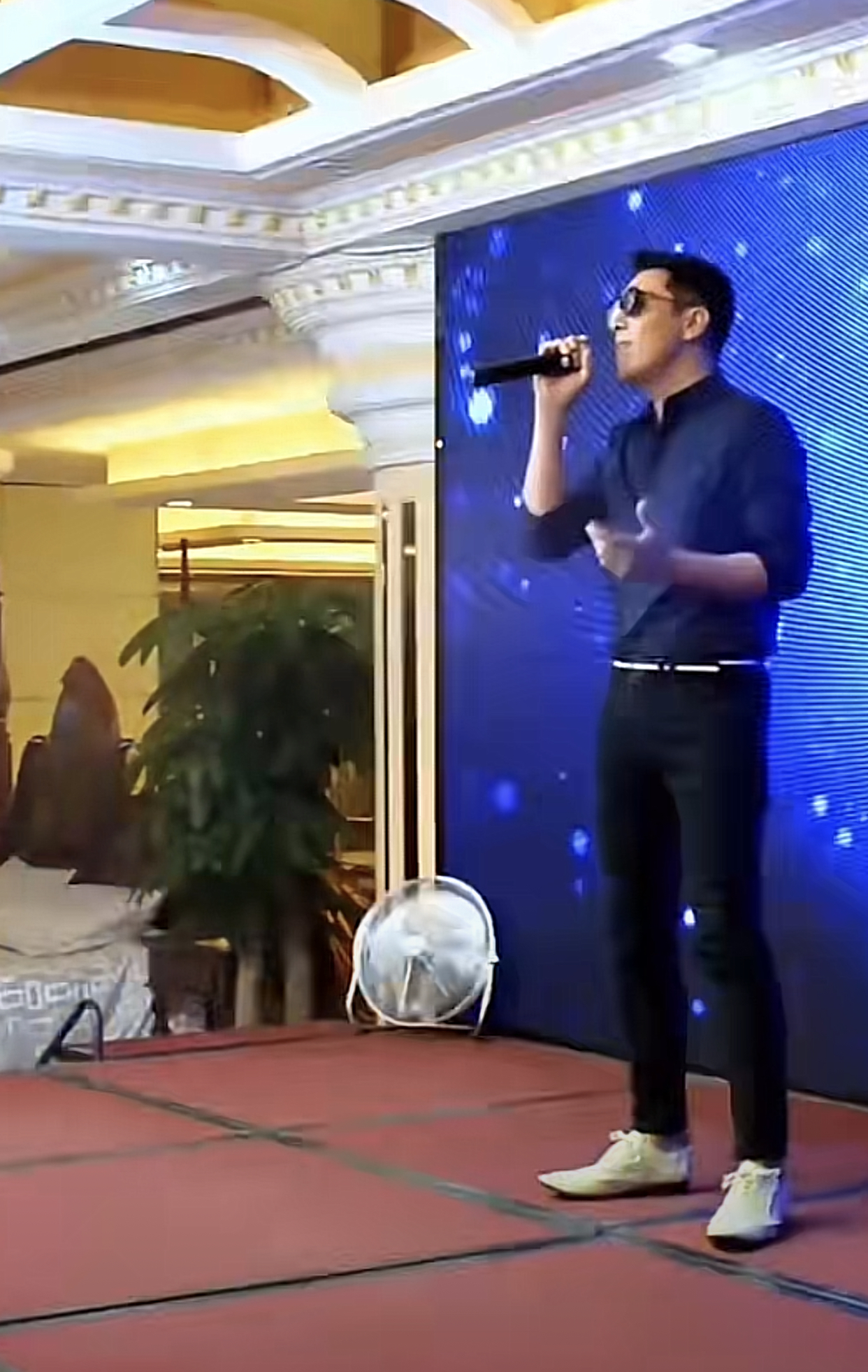 过气老戏骨窘况：农村走穴、直播捞金、情史混乱，晚节还值钱吗？