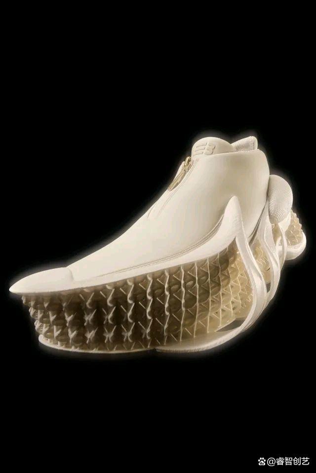 饥饿营销？NAMESAKE首款鞋履，造型前卫与可回收材质，日产三双