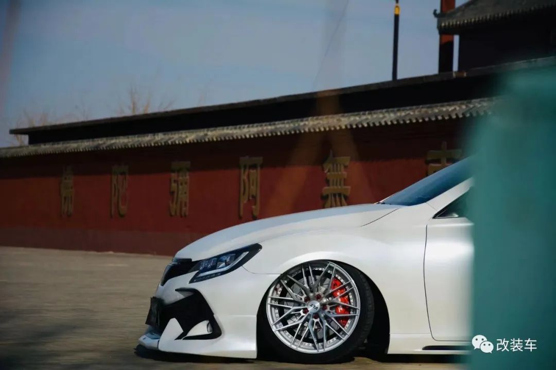 被打断腿的丰田锐志大后超，只要改得帅阿珍跑不掉