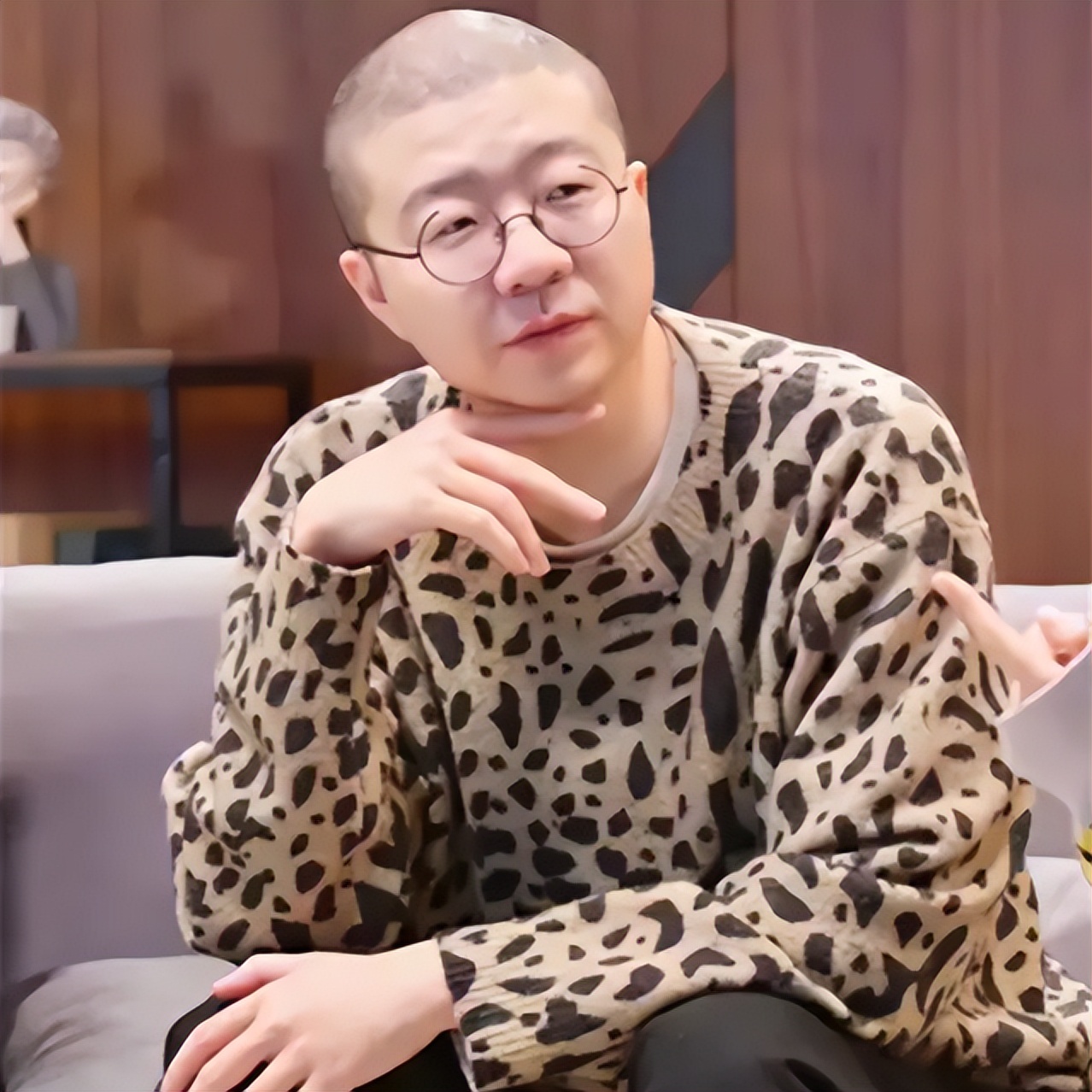 李诞吐槽娱乐圈夸人虚伪,李诞说站着挣钱还是跪着挣钱