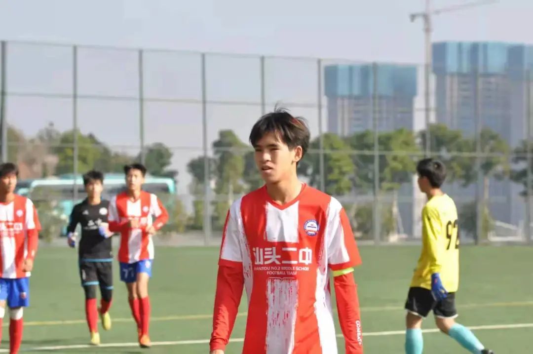 校园足球|汕头市第二中学黄鑫跃、郑铠敏：只有团队的赢才是赢