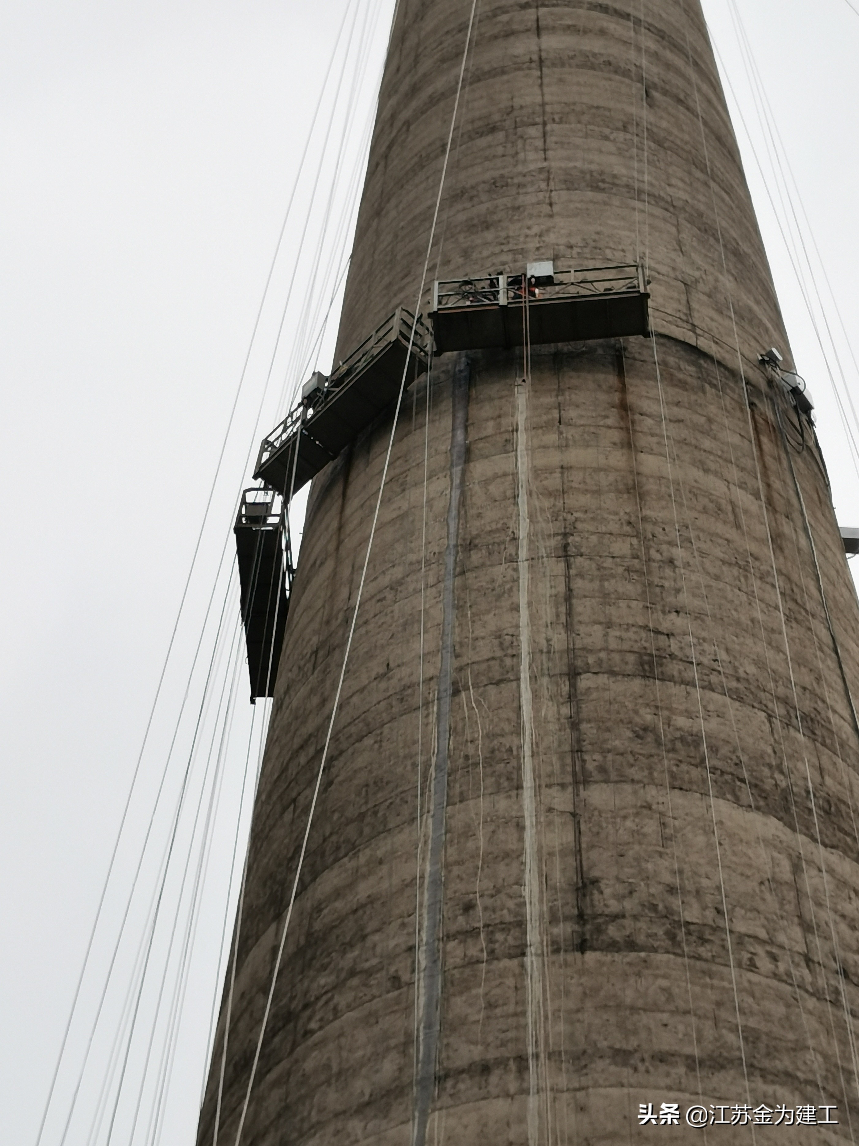 混凝土烟囱安装旋转梯与平台,专业混凝土烟囱安装转梯平台
