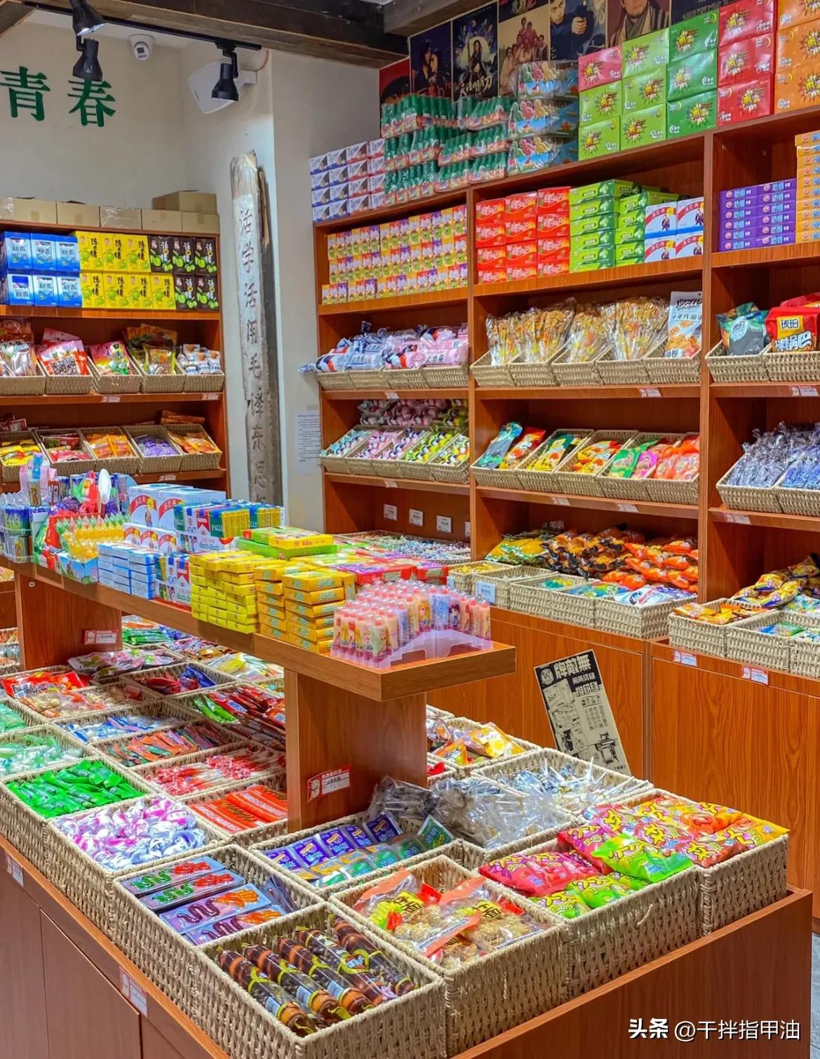 步行街儿时回忆零食店,商场童年零食店卖的特别贵