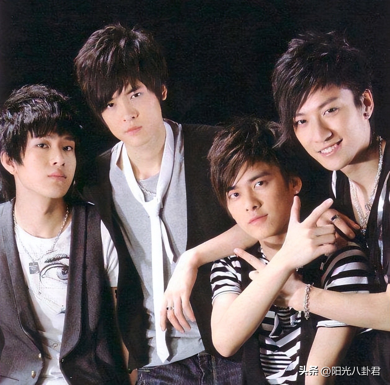 陈乔恩惦念乔任梁一脸笑意惹争议,陈乔恩为乔任梁扫墓