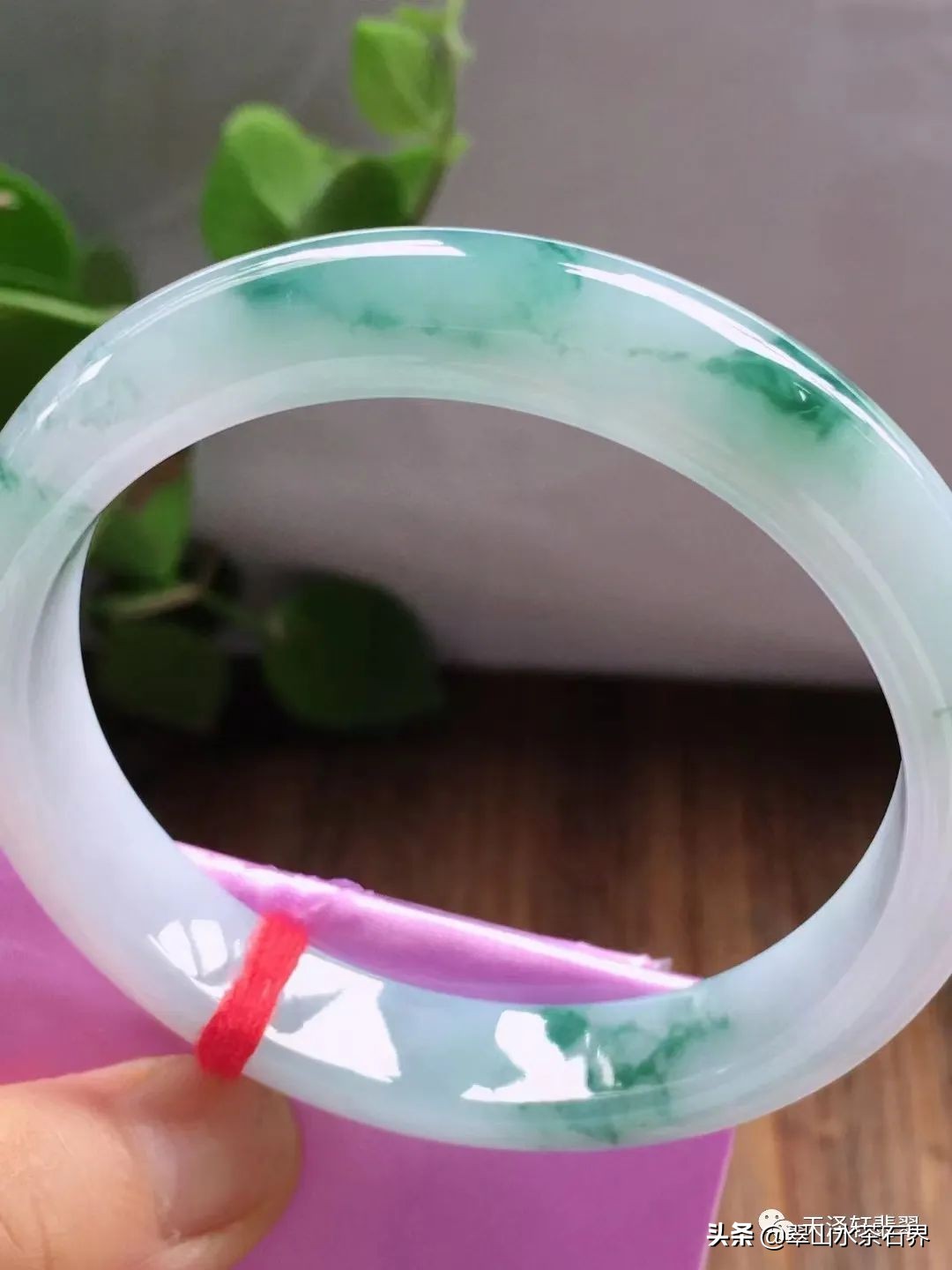 黑乌鸡翡翠手镯等级,翡翠手镯的种水八个等级及价格