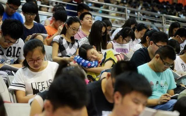 现在的大学生每天都在干嘛？为什么很多连毕业证都混不到？