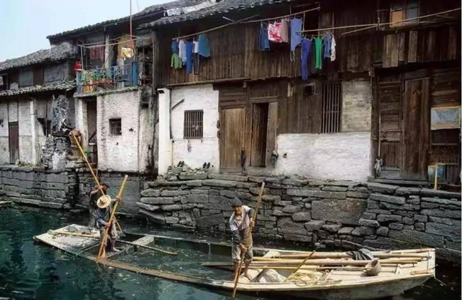 女子身穿日本侵华军装照片,女子穿侵华日军服装摆拍新闻视频